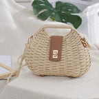 Sac de paille beige tressé porté en bandoulière