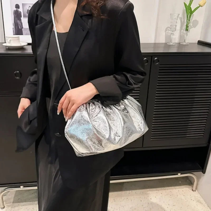 Sac de soirée au design moderne, froissé et somptueux