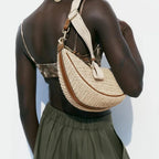 Sac demi-lune au design tissé