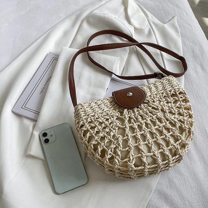 Sac demi-lune confectionné en paille