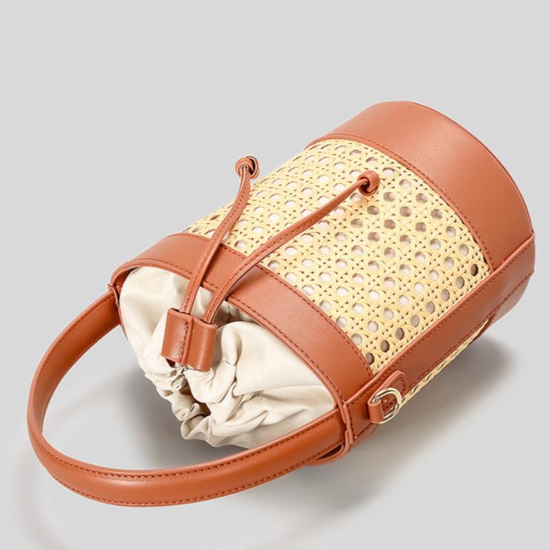 Sac design avec bandoulière en rotin tressé