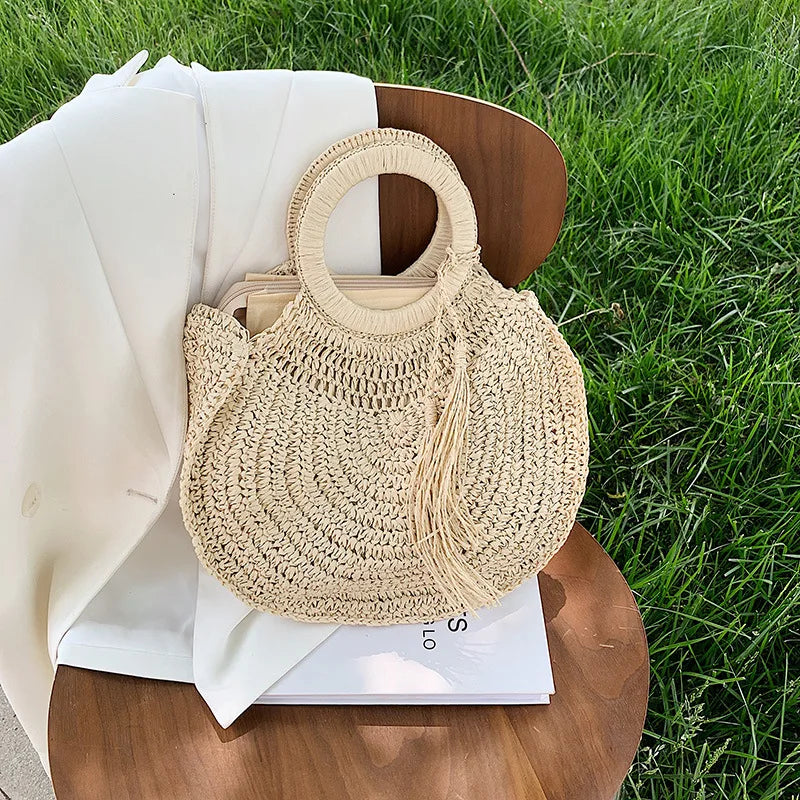 Sac d’été rond confectionné en paille