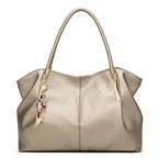 Sac doré porté à l’épaule
