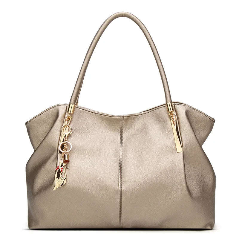 Sac doré porté à l’épaule