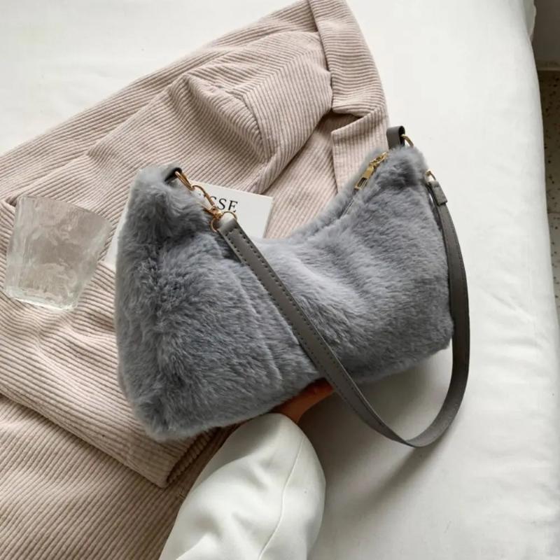 Sac doux gris en fausse fourrure à main