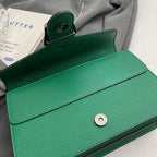 Sac élégant avec chaîne de forme rectangulaire et sophistiquée