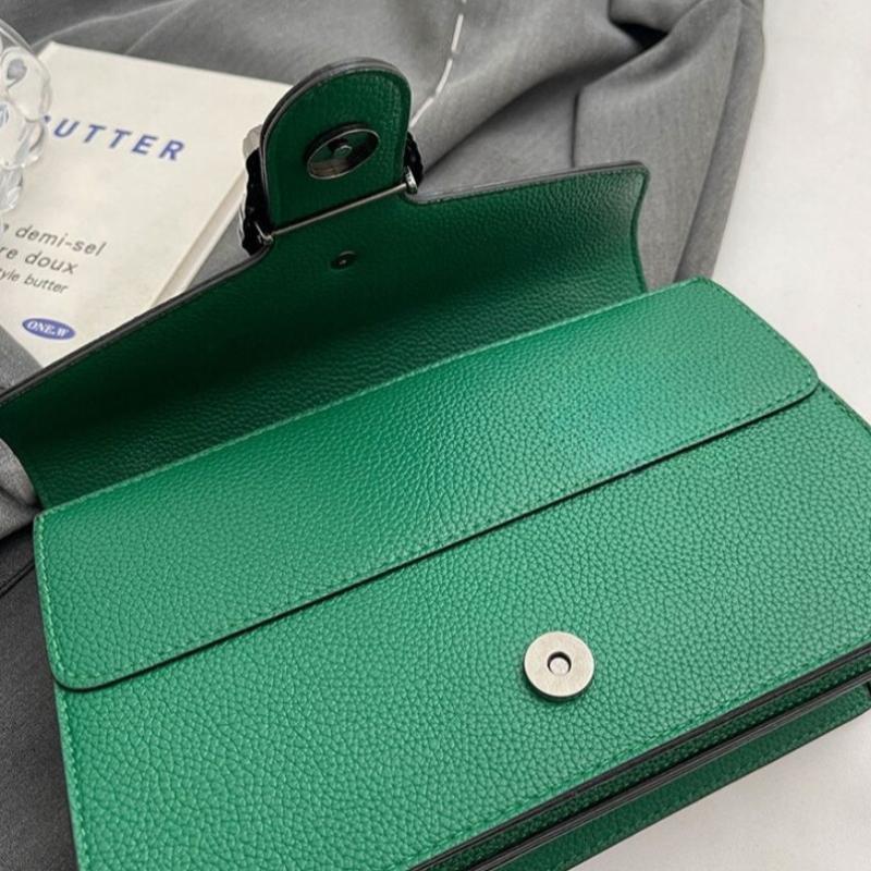 Sac élégant avec chaîne de forme rectangulaire et sophistiquée