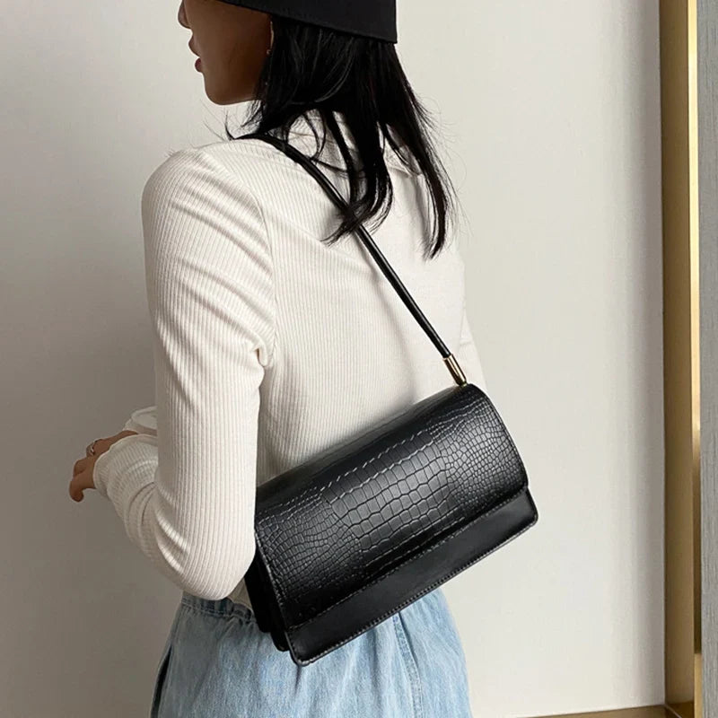 Sac élégant format baguette résistant effet croco