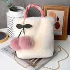 Sac en fausse fourrure à pendentif en forme de cerise