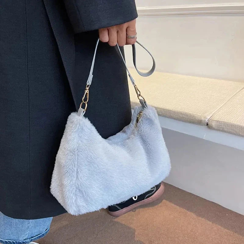 Sac en fausse fourrure grise douce porté main