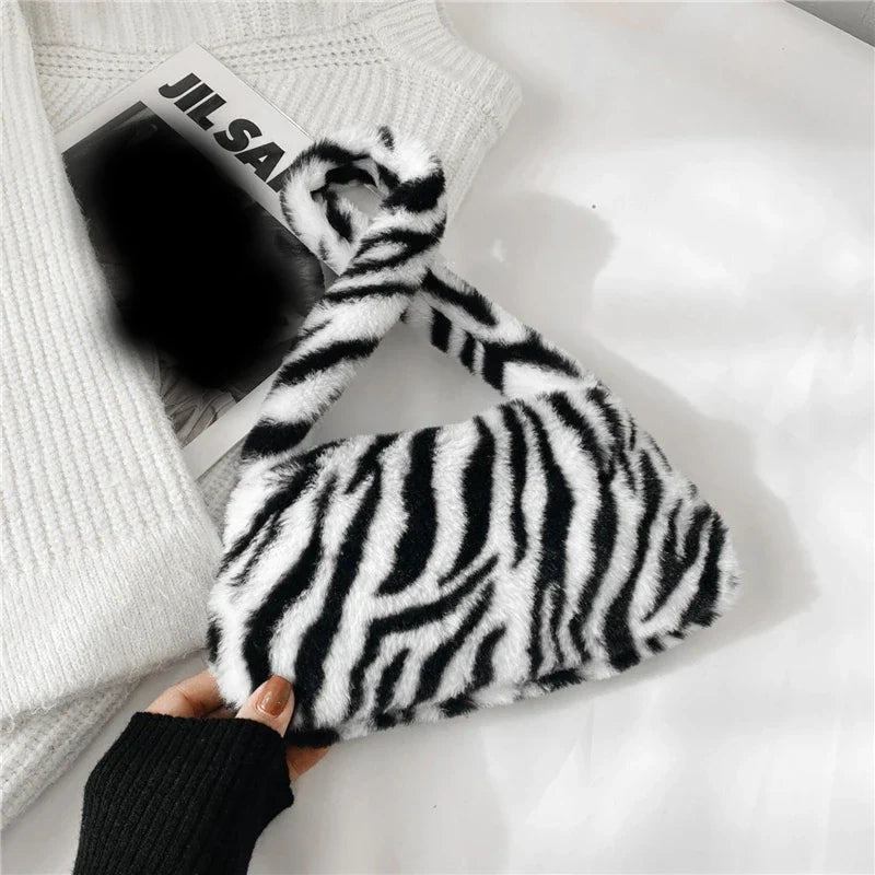 Sac en fausse fourrure motif zèbre porté main