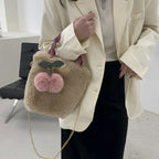 Sac en fausse fourrure orné d'un pendentif cerise