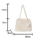 Sac en fausse fourrure orné d'un pompon