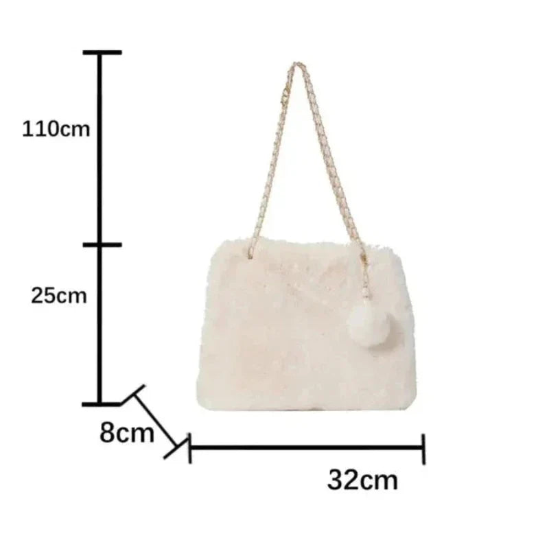 Sac en fausse fourrure orné d'un pompon