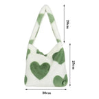 Sac en fausse fourrure orné de cœurs porté main
