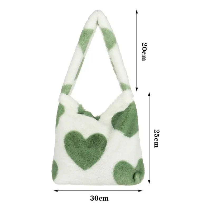Sac en fausse fourrure orné de cœurs porté main