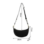 Sac en forme de demi-lune au tissage travaillé