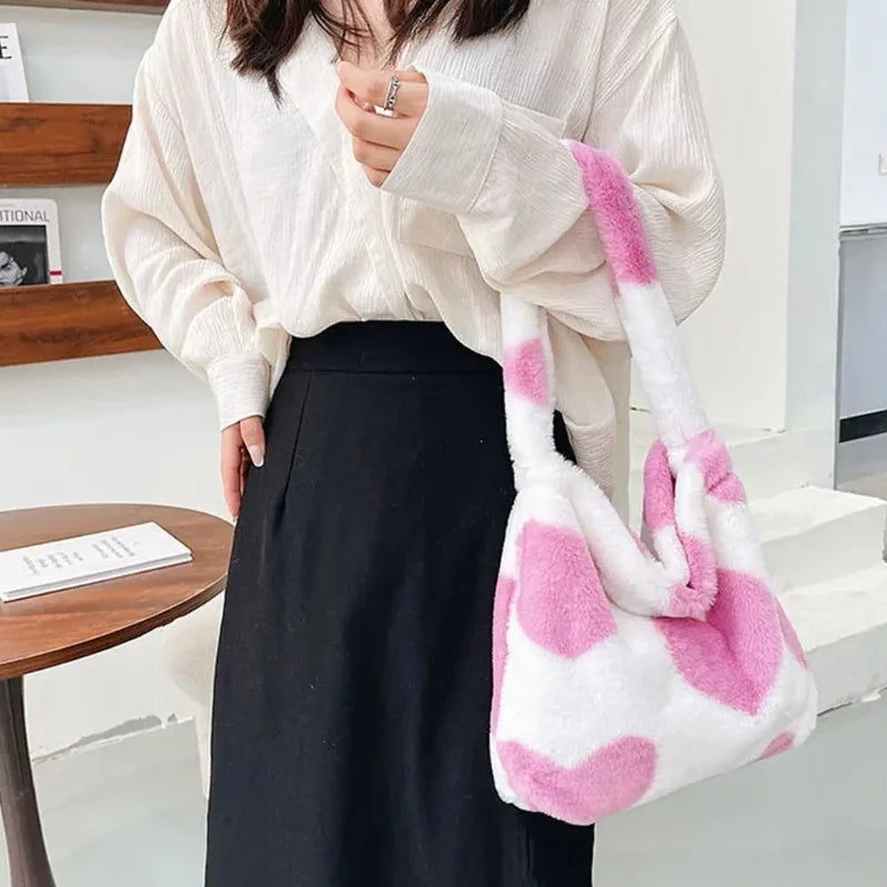 Sac en fourrure synthétique à motifs cœur porté main