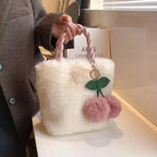 Sac en fourrure synthétique agrémenté d'un pendentif cerise