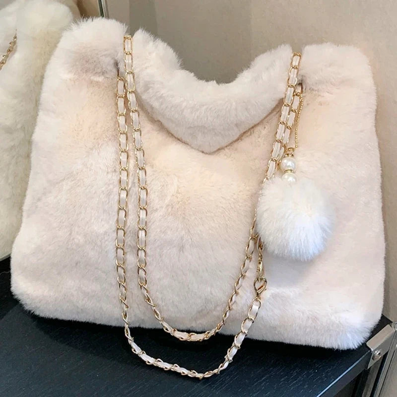 Sac en fourrure synthétique avec pompon à main