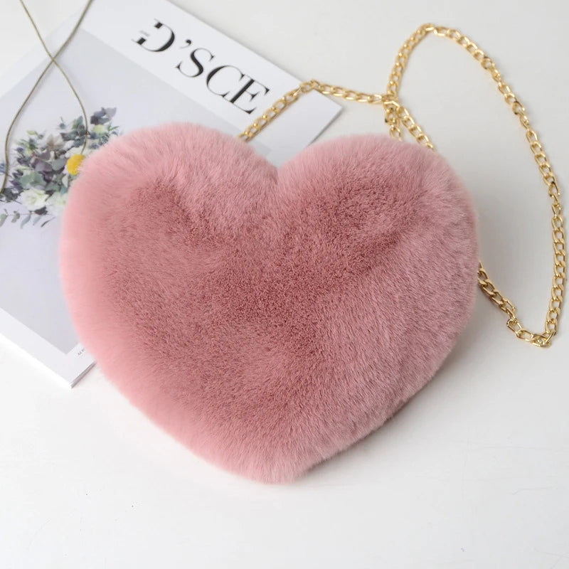 Sac en fourrure synthétique cœur porté main