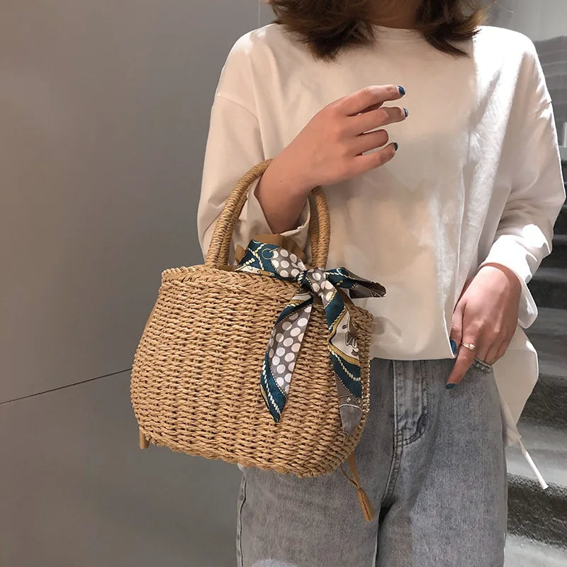 Sac en paille artisanal de forme panier à main