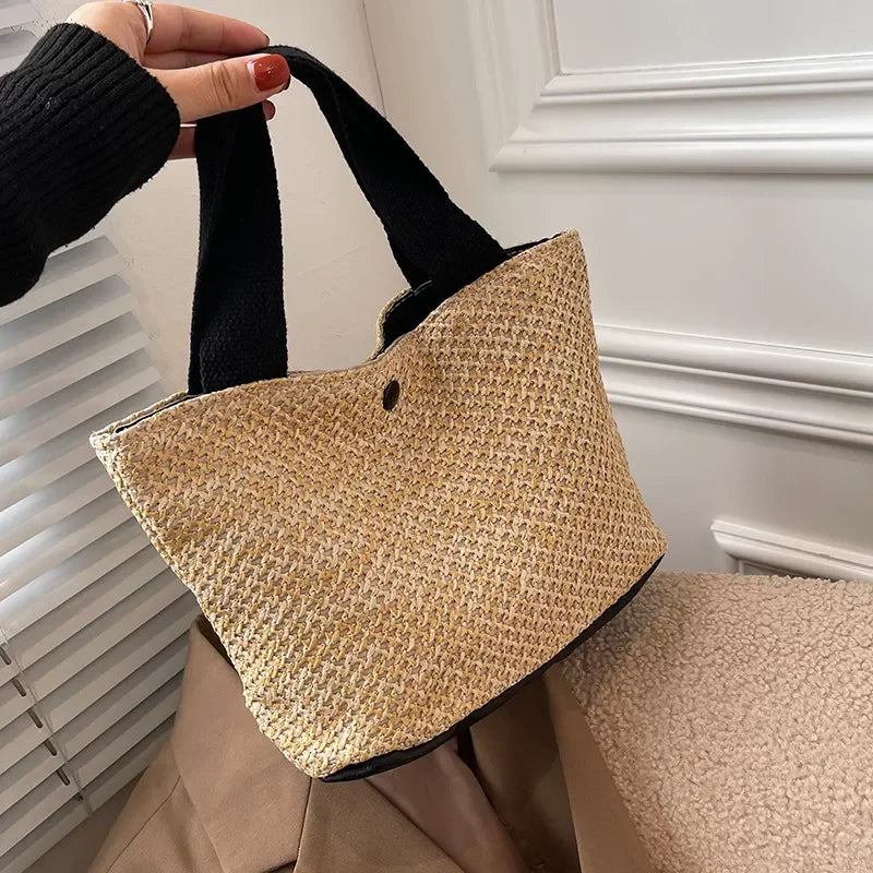 Sac en paille beige au design tendance format panier