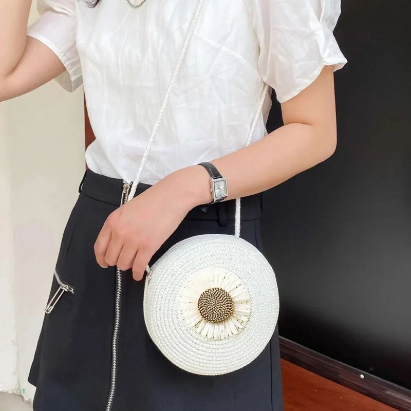 Sac en paille circulaire avec design de fleur