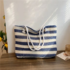 Sac en paille strié destiné à la plage