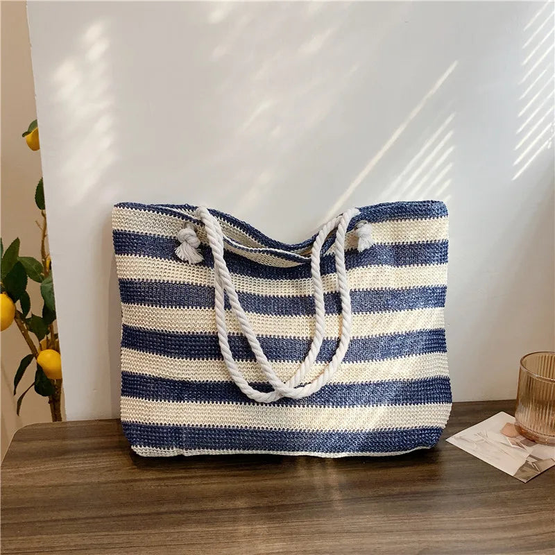 Sac en paille strié destiné à la plage