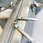 Sac en simili de forme baguette muni d'un pendentif