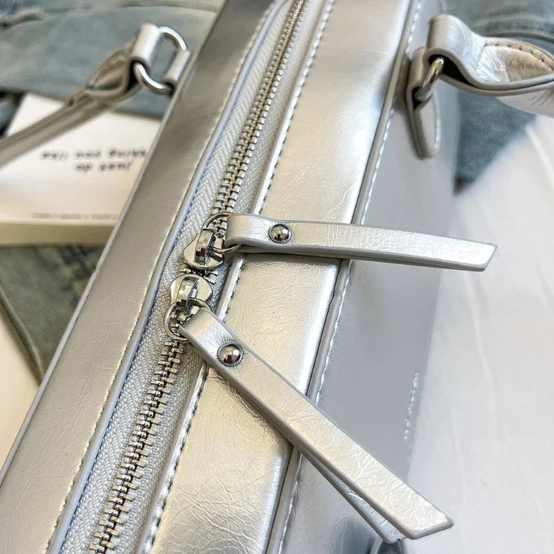 Sac en simili de forme baguette muni d'un pendentif