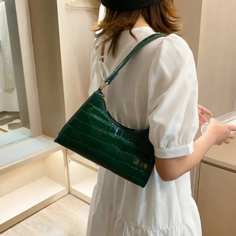 Sac en simili rétro au format baguette à main