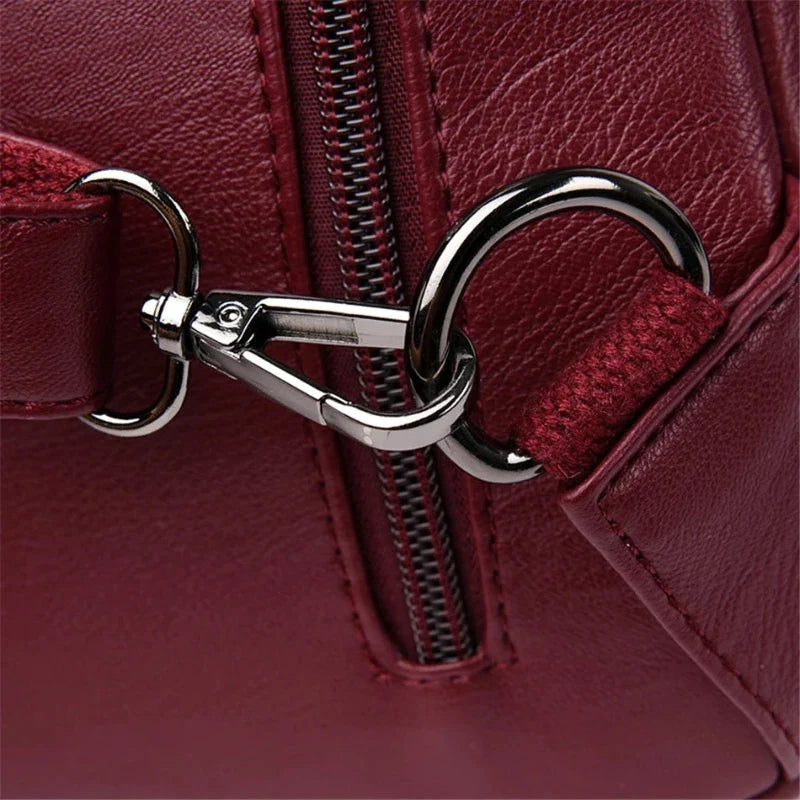 Sac en simili rouge femme multipoches porté à main ou dos