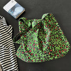 Sac en toile vert au motif léopard