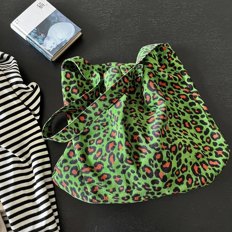 Sac en toile vert au motif léopard