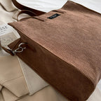 Sac façon cabas confectionné en velours côtelé