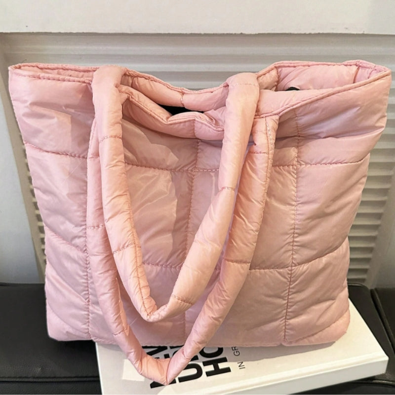 Sac féminin à la main avec matelassage