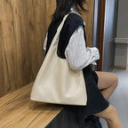 Sac féminin au style moderne porté épaule