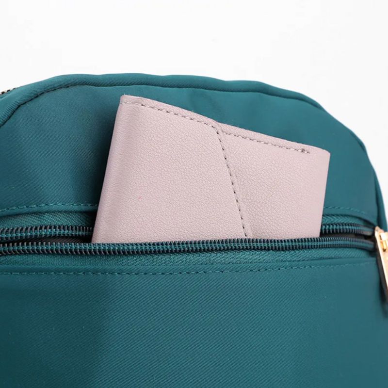 Sac féminin avec plusieurs poches et bandoulière