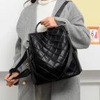 Sac féminin capitonné en simili noir porté à main ou dos