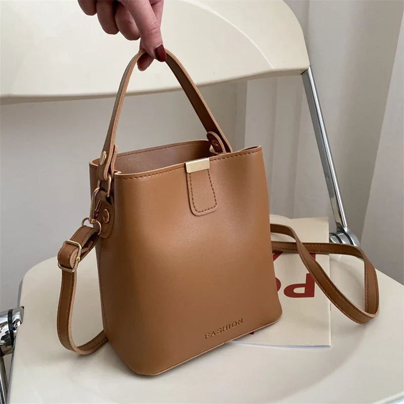 Sac féminin chic façon seau doté d’une bandoulière