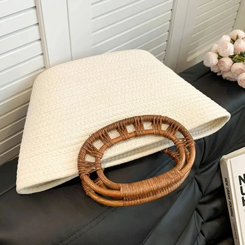 Sac féminin confectionné en rotin