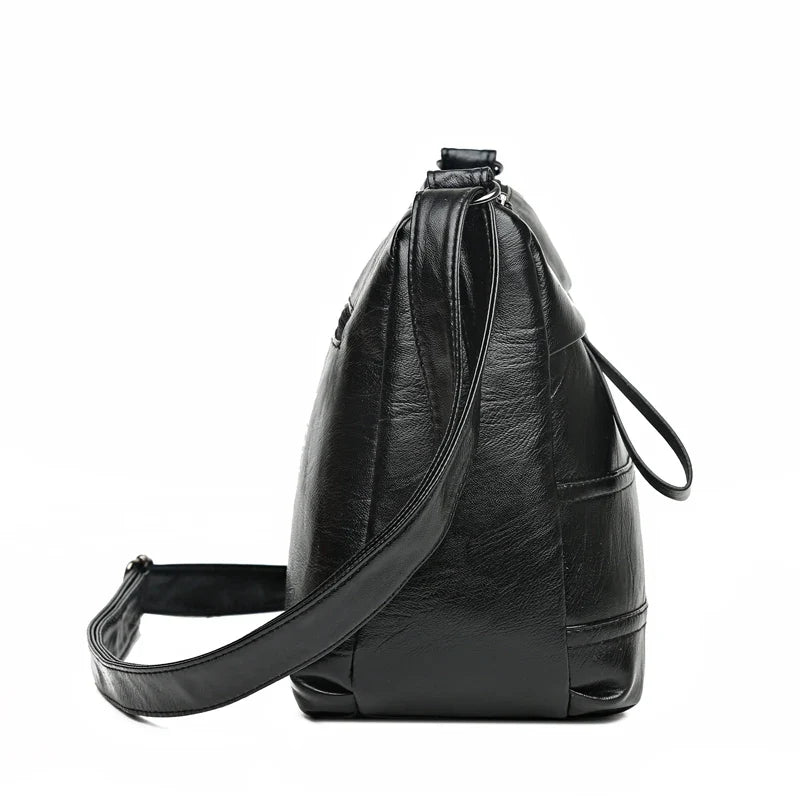 Sac féminin en simili accompagné d'une bandoulière