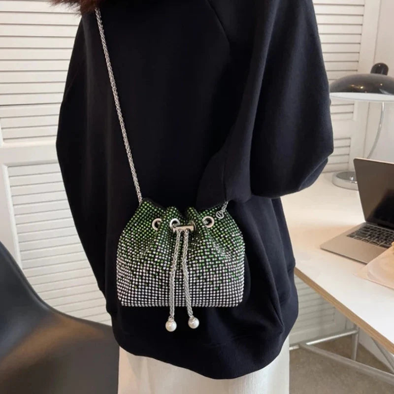 Sac féminin façon bourse souple serti de strass