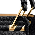 Sac féminin noir porté à la main