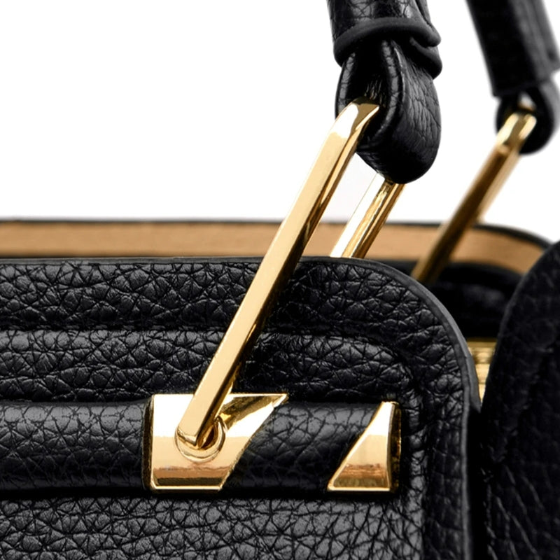Sac féminin noir porté à la main