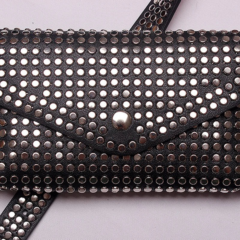 Sac féminin porté à la ceinture