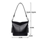 Sac féminin porté à l’épaule et à la main