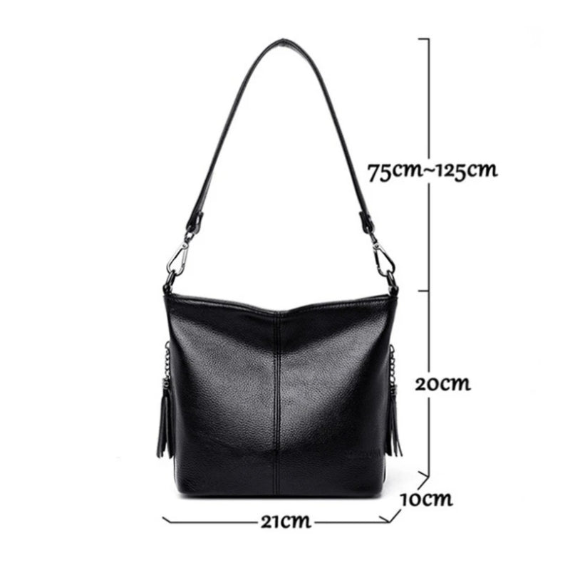 Sac féminin porté à l’épaule et à la main